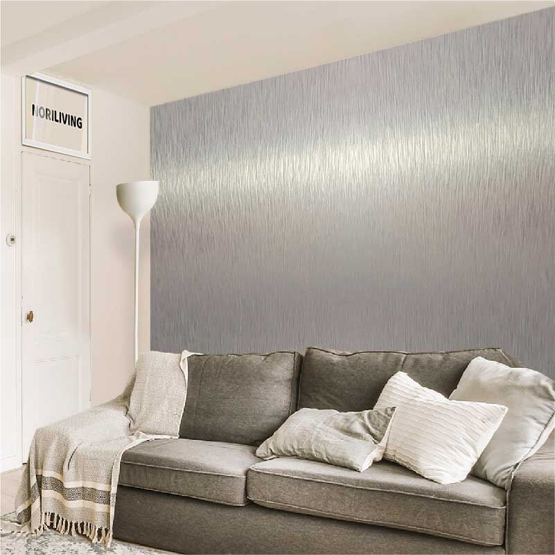 Graue Ecksofa mit Kissen in modernem Wohnzimmer mit Lampen und geriffelter Tapete Gemütliches graues Ecksofa mit Kissen vor einer stilvollen geriffelten Tapete in einem modernen Wohnzimmer mit Stehlampe