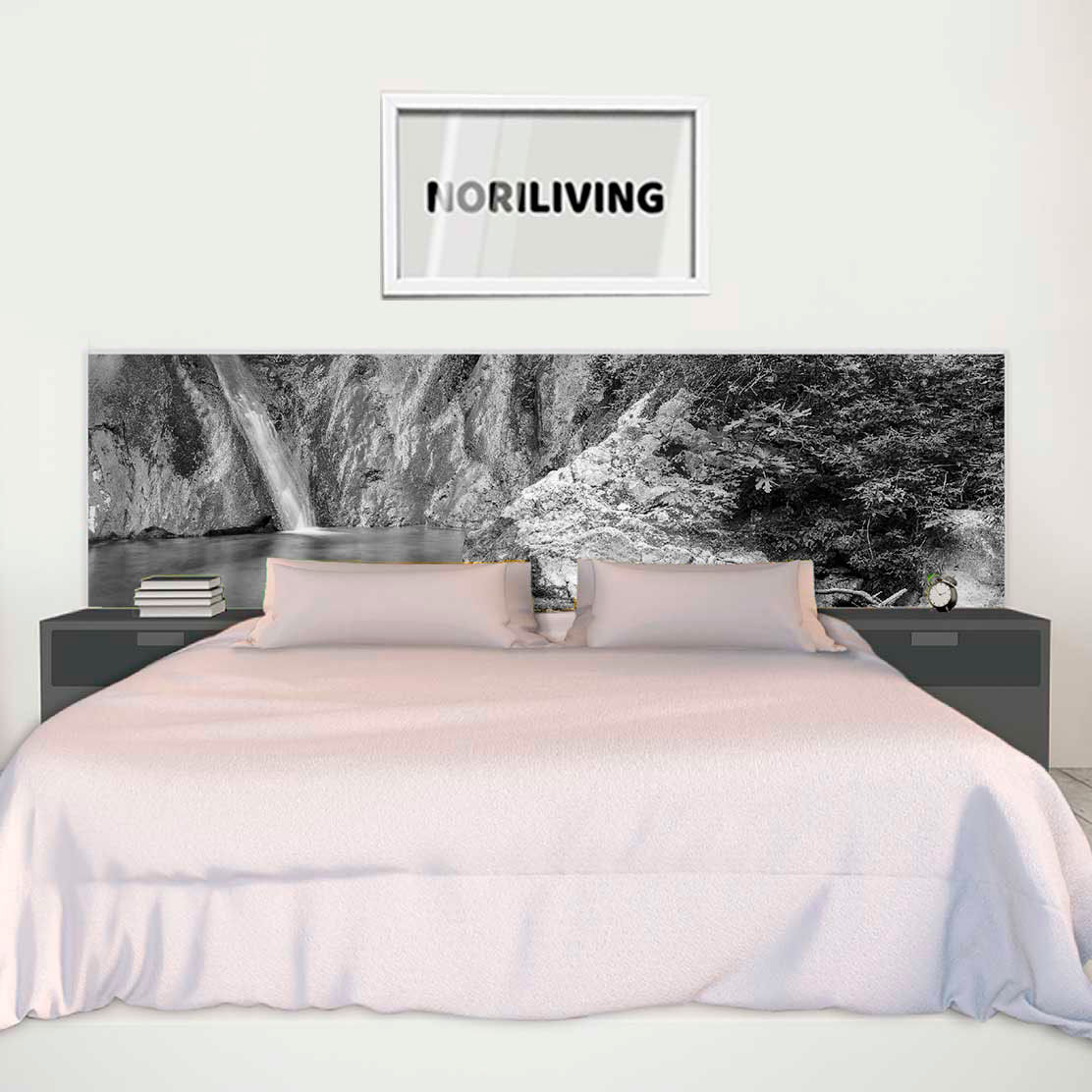 im Schlafzimmer eingebaute Bettrückwand mit Motiv Wasserfall an Gebirgsteich 396 schwarz-weiß