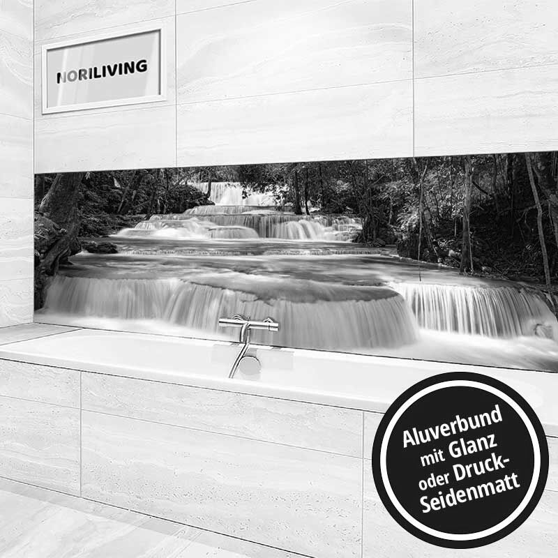 Ein Badezimmer mit einem beeindruckenden Wasserfall-Motiv als Wanddekor über der Badewanne, das in den Ausführungen Aluverbund mit Glanz oder Druck-Seidenmatt erhältlich ist.