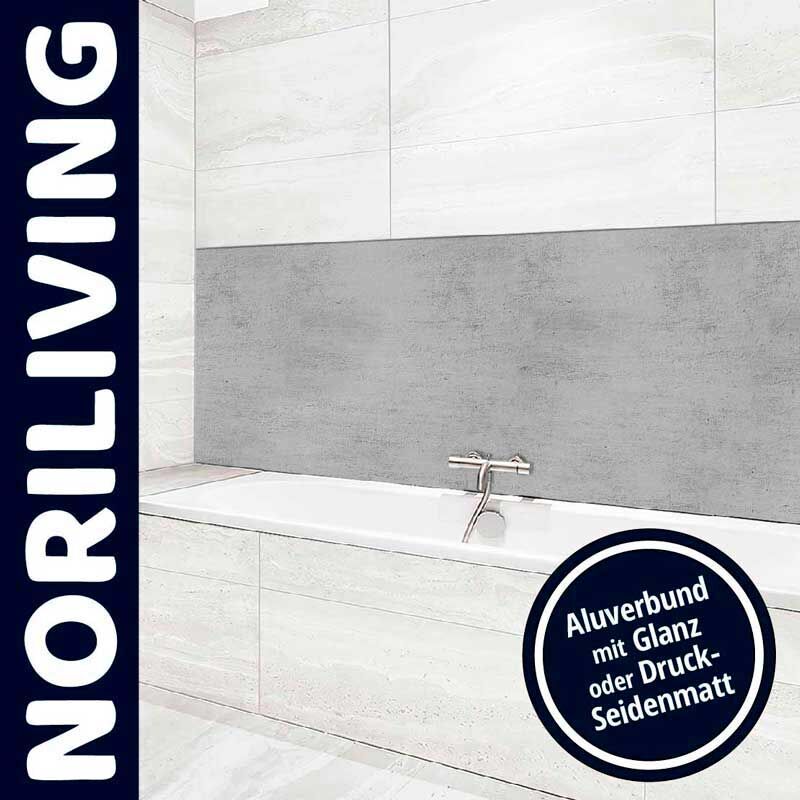 Elegantes Badezimmer mit einer freistehenden Badewanne, weißen Fliesen und einem Aluverbund-Wandpaneel in Betonoptik. Produkt von NORILIVING.