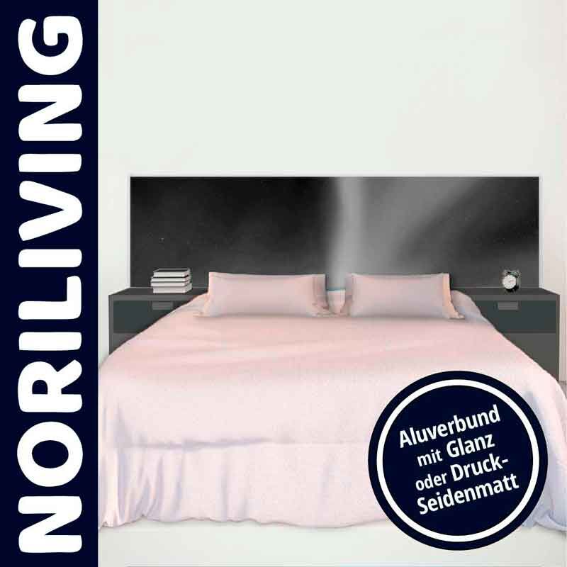 Schlafzimmer mit großem Bett und Noriliving Wandpaneel aus Aluverbund