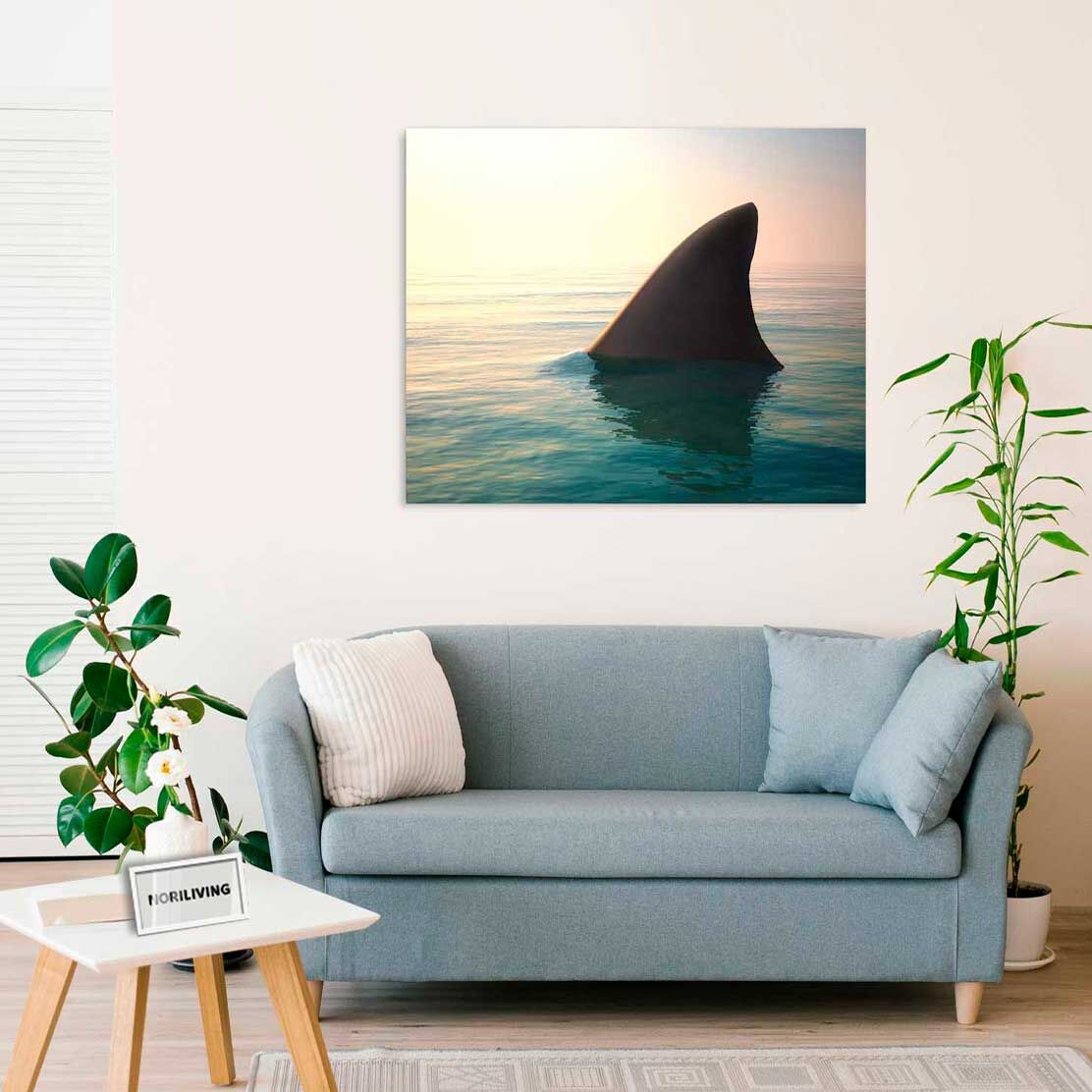 Wandbild über dem Sofa mit Motiv Haifischflosse über Meerwasser 782