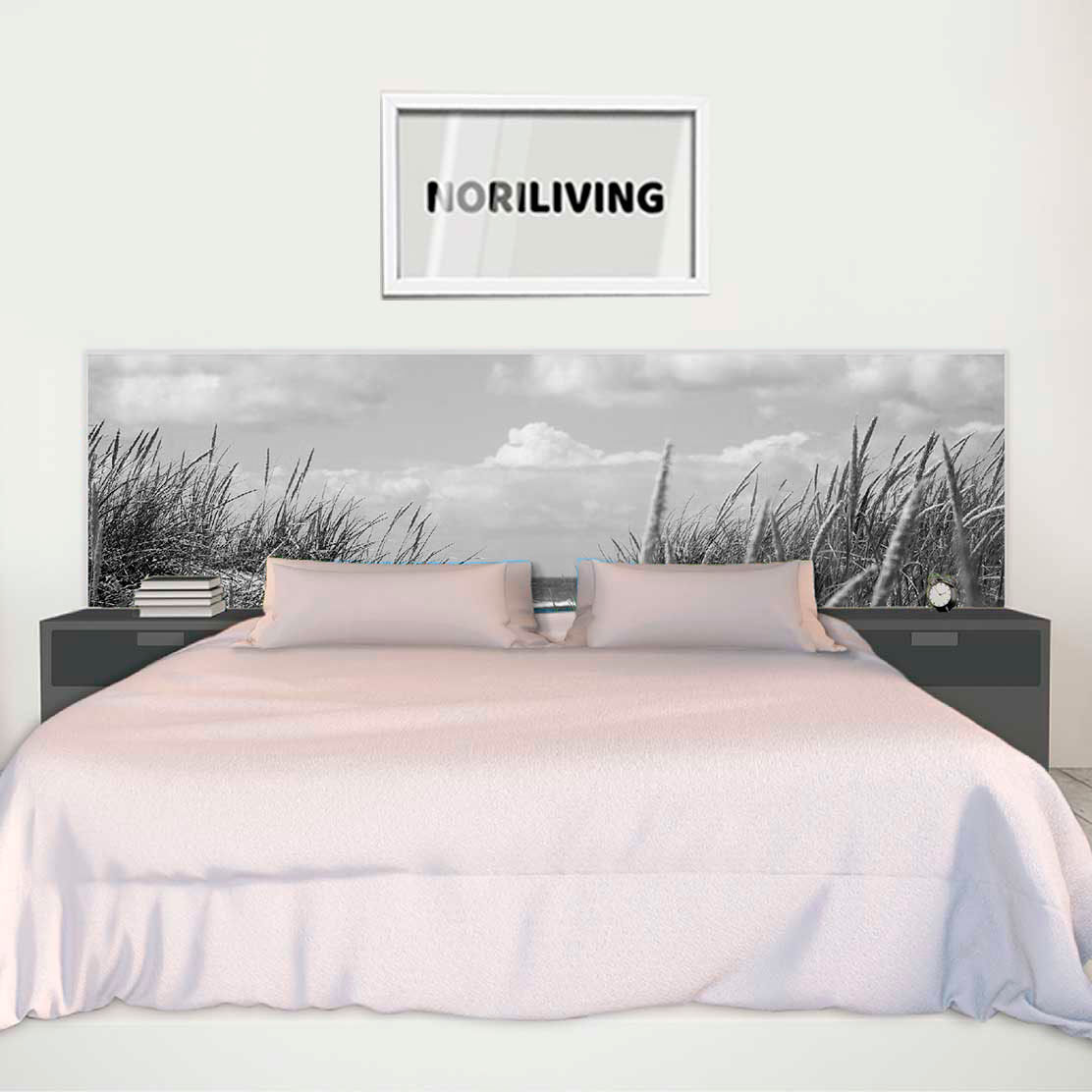im Schlafzimmer eingebaute Bettrückwand mit Motiv Dünen Gras Strand 832 schwarz-weiß
