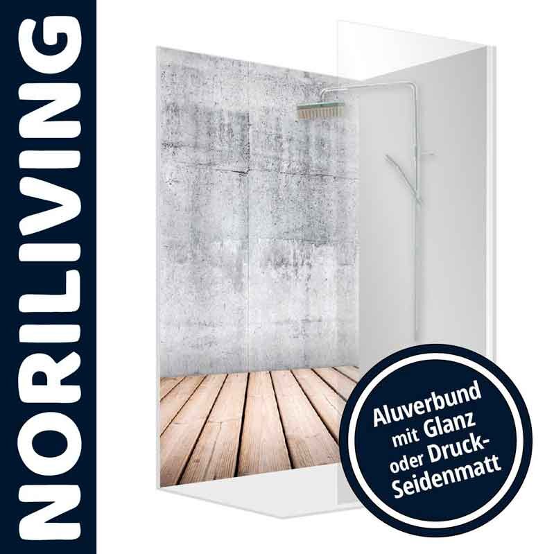 Produktbild einer modernen Duschrückwand von NORILIVING, aus Aluverbund mit wahlweise glänzender oder seidenmatter Oberfläche, vor Betonoptik und Holzboden
