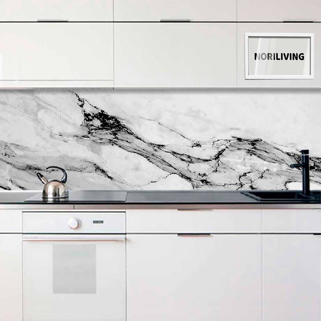Weiße Küchenschränke mit Marmoroptik Rückwand, Wasserkocher auf der Arbeitsplatte und Spülbecken in der modernen Küche