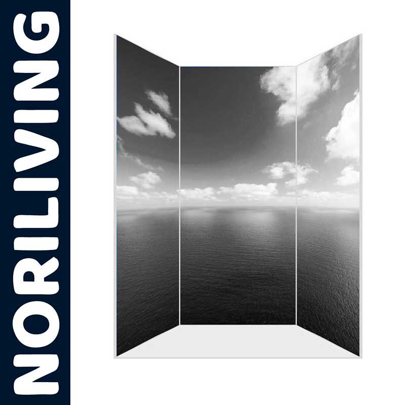 Dreiteilige Wandverkleidung mit einem schwarz-weißen Foto eines ruhigen Meeres und Wolken am Himmel, angeboten von Noriliving.