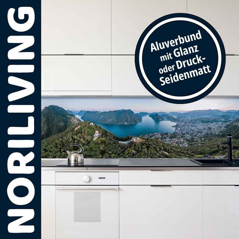 Helle Küche mit einer dekorativen Aluverbund-Küchenrückwand von Noriliving, die ein Panorama eines Sees und umliegenden Hügeln zeigt.
