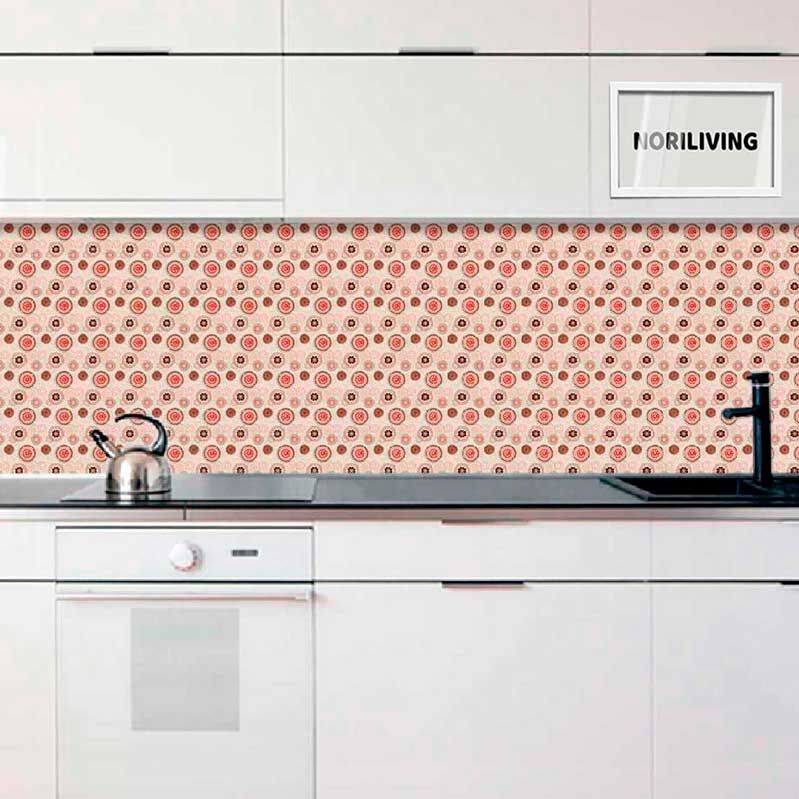 Helle Küche mit weißen Schränken, einer Arbeitsplatte aus Metall und bunten Retro-Mosaikfliesen als Rückwand.