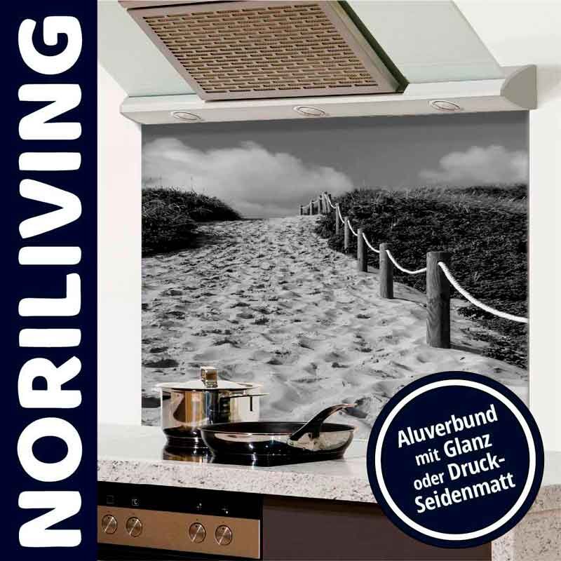 Moderne Küchenrückwand mit schwarz-weißem Stranddesign von NORILIVING, aus Aluverbund in Glanz oder Druck-Seidenmatt, in einer Küche installiert.