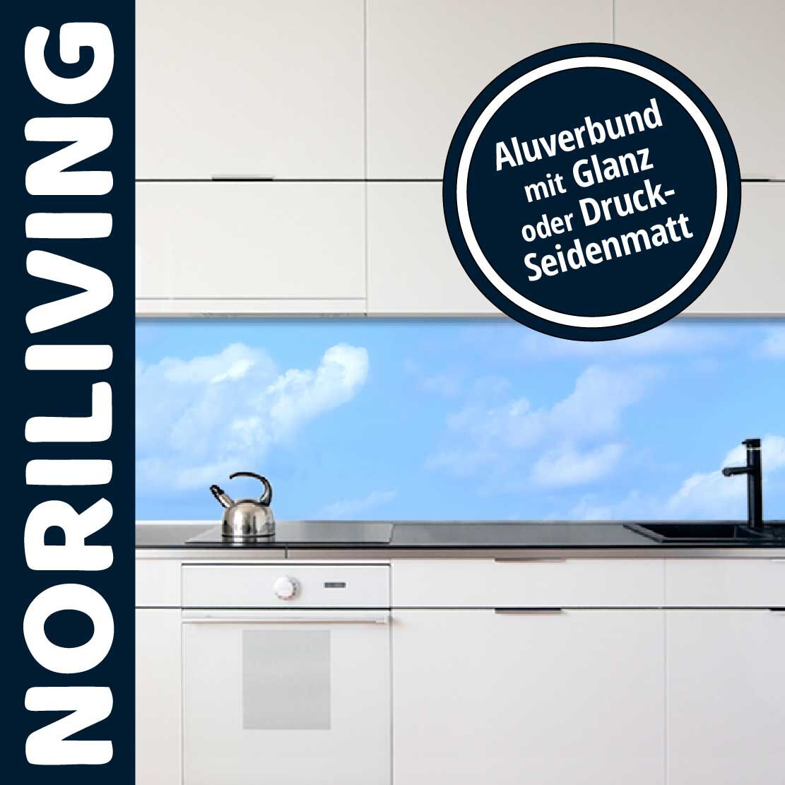 Moderne Küche mit Aluverbundmaterial, glänzend oder seidenmatt, und Wolkenmotiv als Rückwand, mit Wasserkocher und Spüle