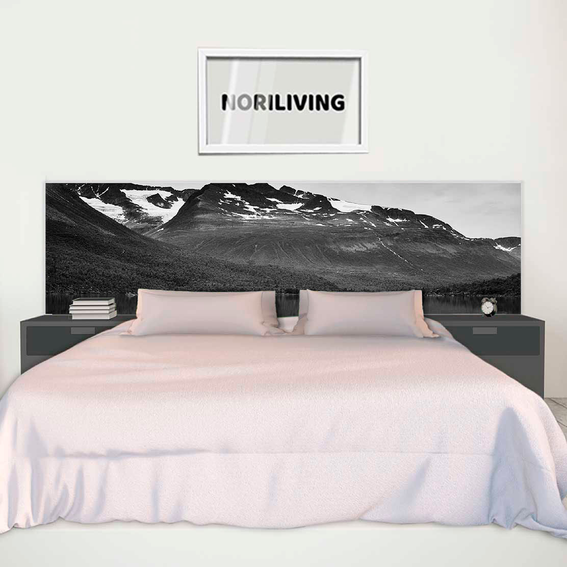 im Schlafzimmer eingebaute Bettrückwand mit Motiv Gebirgssee in Norwegen 301 schwarz-weiß