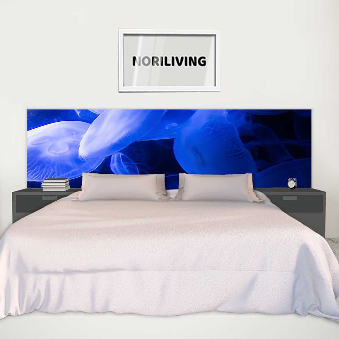 im Schlafzimmer eingebaute Bettrückwand mit Motiv Quallen im blauen Wasser 878