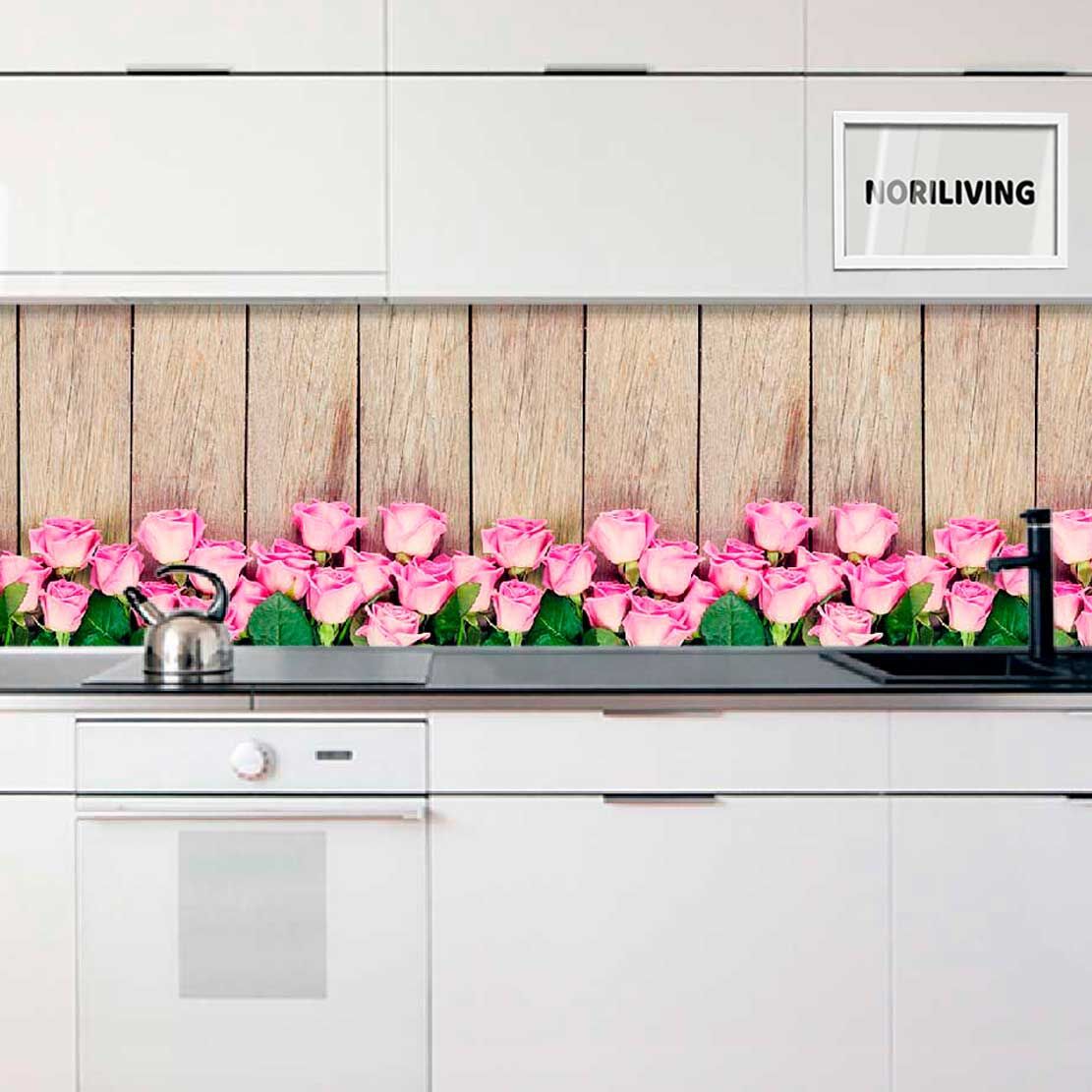 Moderne Küchenrückwand mit rosa Rosen vor Holzhintergrund