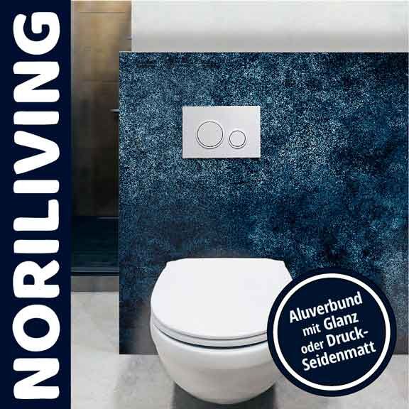 WC vor einer Wand mit glänzender Aluverbundplatte von Noriliving