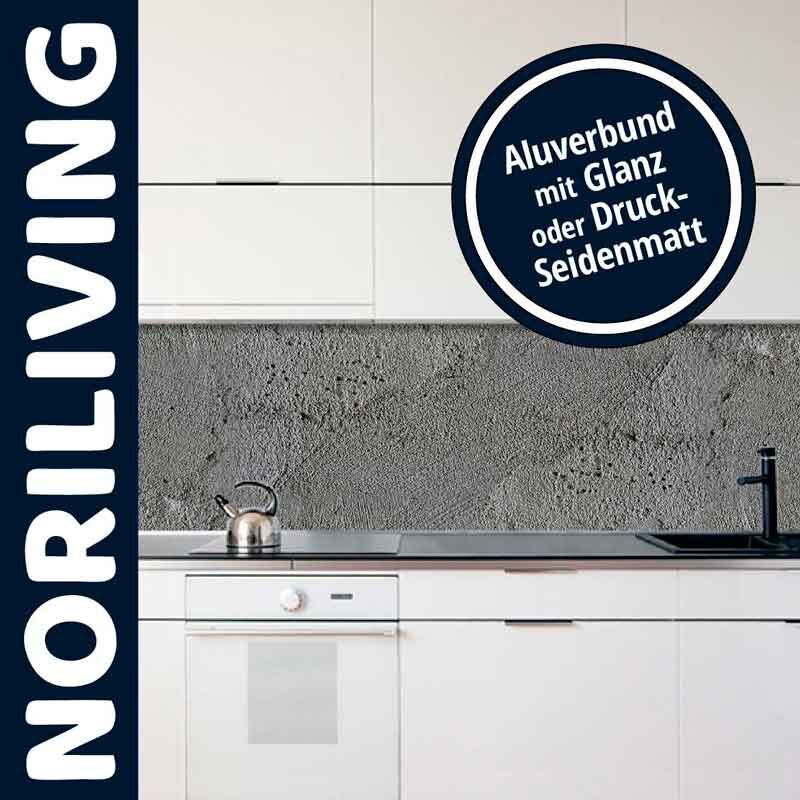 Weiße moderne Küche mit Aluverbund-Rückwand, Wasserhahn, Herd und Wasserkocher auf der Arbeitsplatte