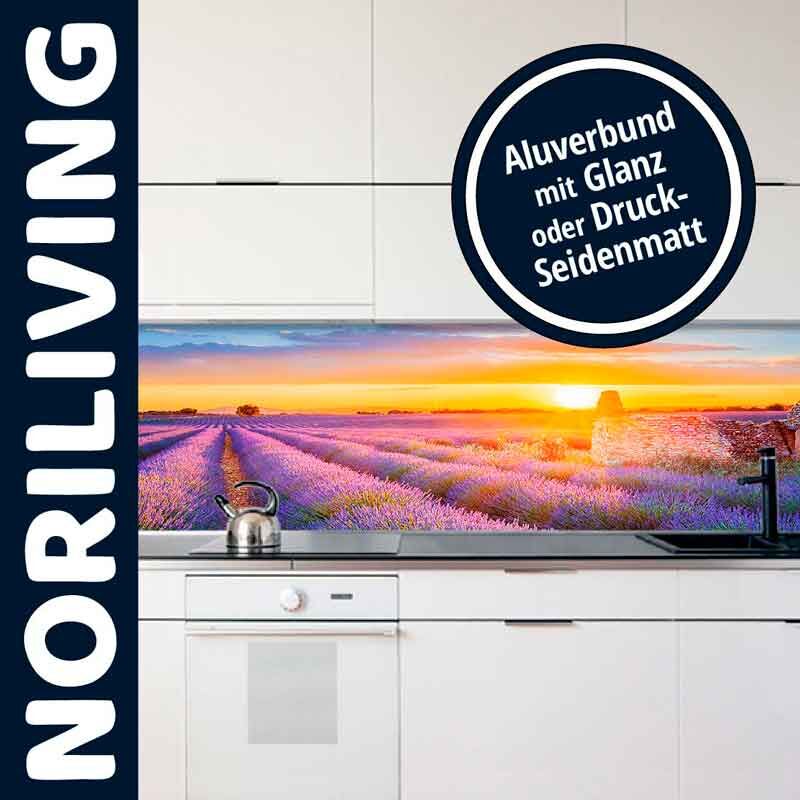Moderne Küche mit Lavendel-Motiv als Aluverbund-Rückwand, erhältlich in Glanz oder Druck-Seidenmatt