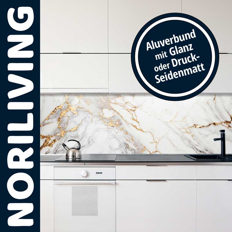 Weiße Küche mit Marmor-Spritzschutz und Wasserhahn, Aufschrift 'Aluverbund mit Glanz oder Druck-Seidenmatt' und NORILIVING-Logo