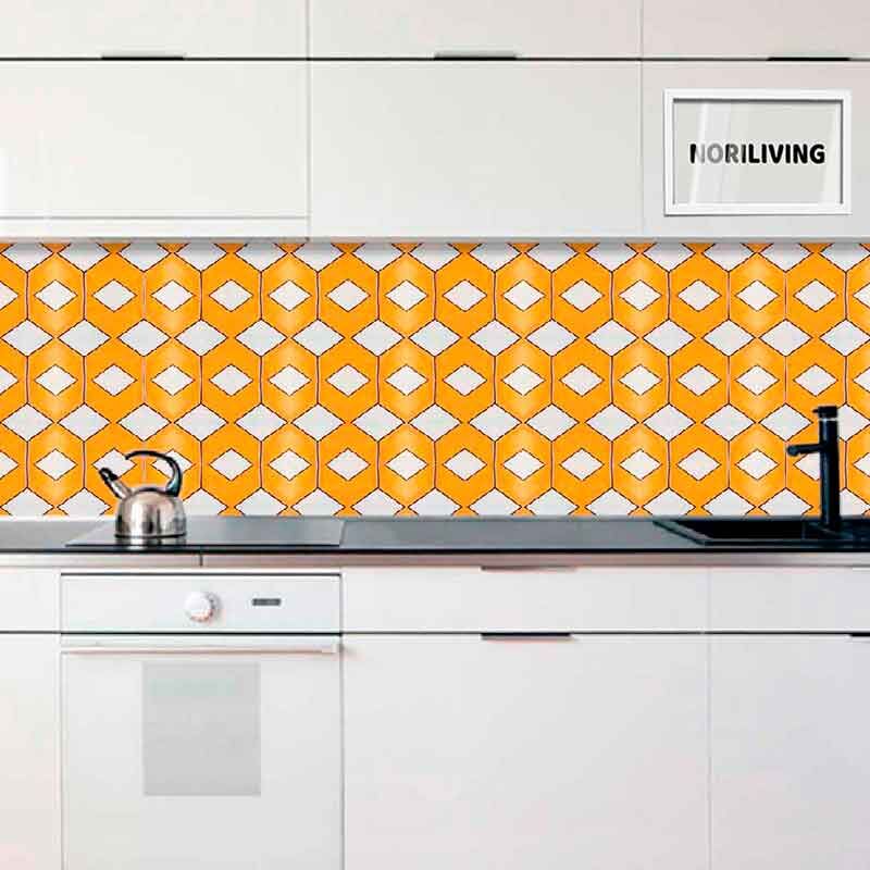 Helle Küche mit weißen Schränken und auffälliger orangefarbener Fliesenrückwand im geometrischen Muster
