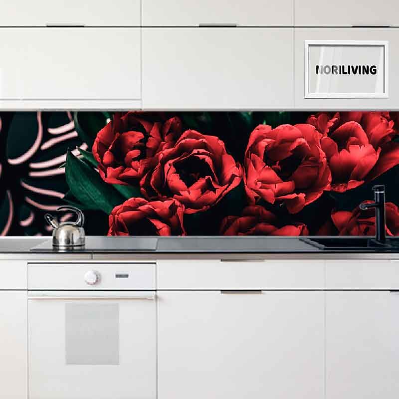 Weiße Küche mit auffälligem Tulpenmuster an der Rückwand