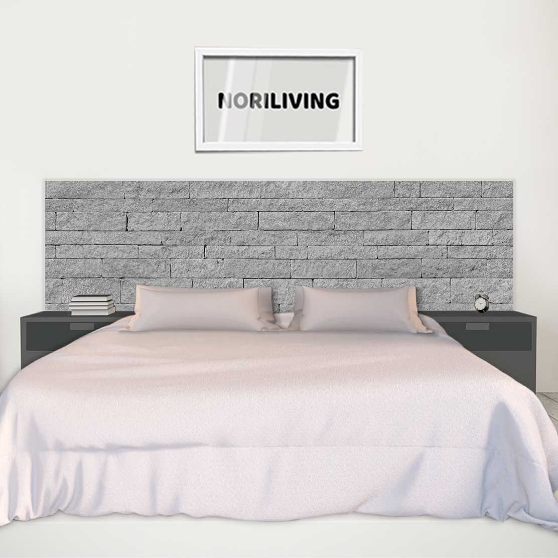 im Schlafzimmer eingebaute Bettrückwand mit Motiv Steinwand hellgrau 430a