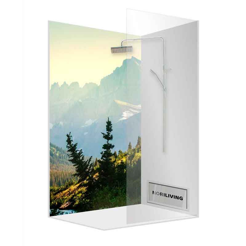 Moderne Duschabtrennung mit Landschaftsbild von Bergen und Bäumen