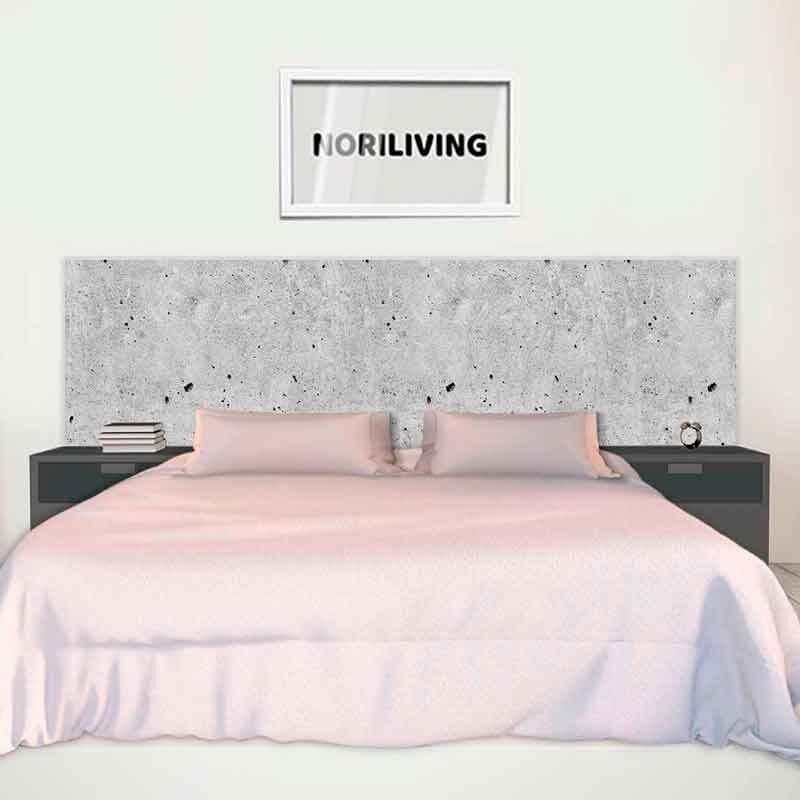 Ein stilvolles Schlafzimmer mit grauem Kopfteil, rosa Bettdecke und Nachttischen, Kunstwerk an der Wand