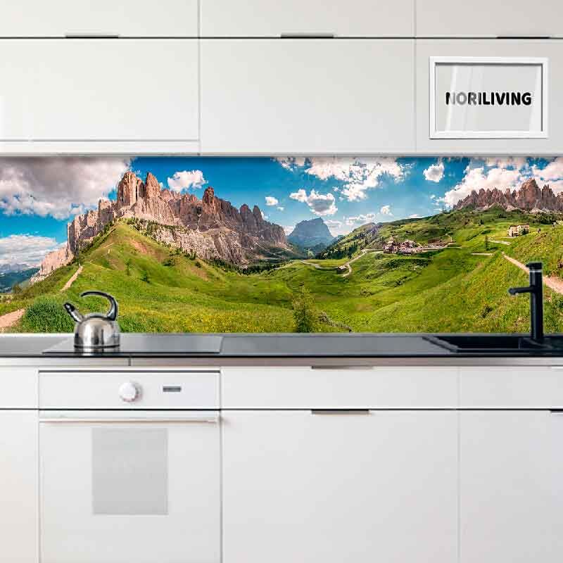 Moderne Küche mit weißer Einrichtung und einer beeindruckenden Rückwandverkleidung, die eine atemberaubende Landschaft der Dolomiten zeigt.