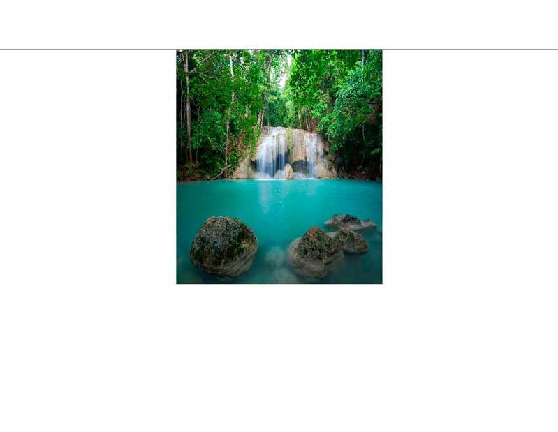 Ein malerischer Wasserfall in einem dichten Dschungel, der in ein türkisfarbenes Becken fließt, umgeben von Felsen und üppiger Vegetation.