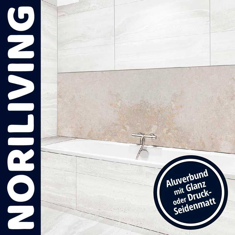 Helles Badezimmer mit stilvollem Aluverbund-Wandpaneel von Noriliving in Glanz oder Druck-Seidenmatt über der Badewanne