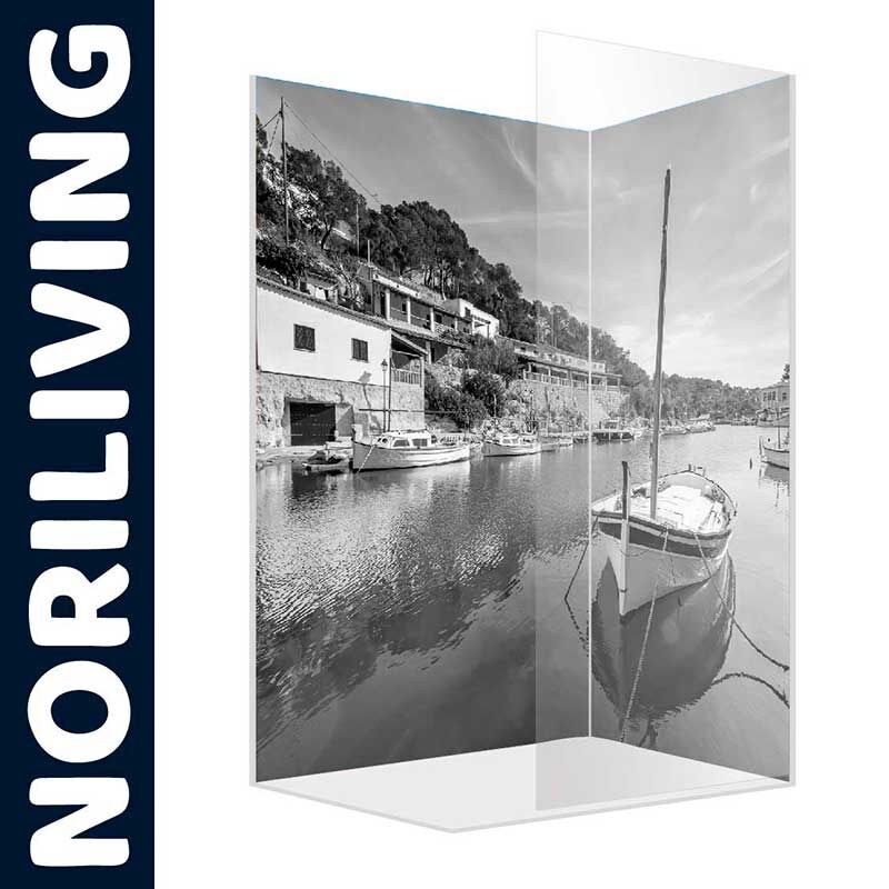 Glasabtrennung mit einem Küstenmotiv, zeigt Boote und Gebäude an einem Kanal; von NORILIVING.
