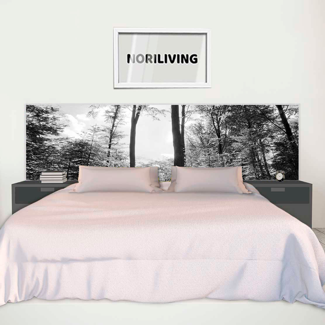 im Schlafzimmer eingebaute Bettrückwand mit Motiv Wald in Dänemark 329 schwarz-weiß