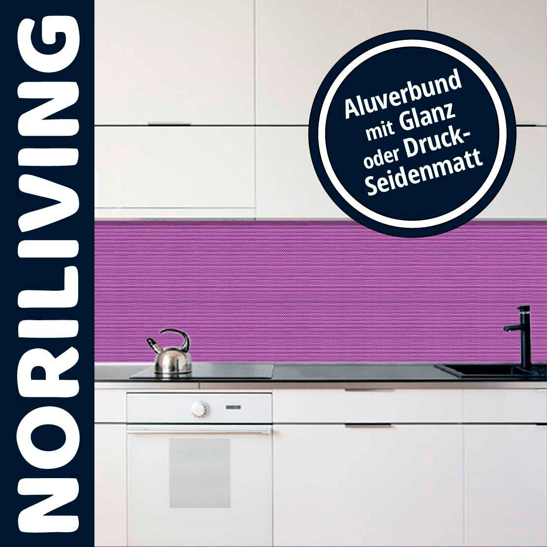 Weiße Küche mit lila Aluverbund-Rückwand, Wasserkocher und Spüle. NORILIVING-Logo sichtbar.
