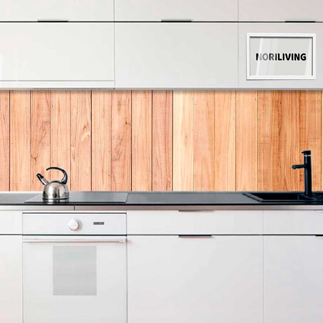 Helle, moderne Küche mit Holzrückwand und weißem Schrank, Wasserkocher und schwarzer Spüle