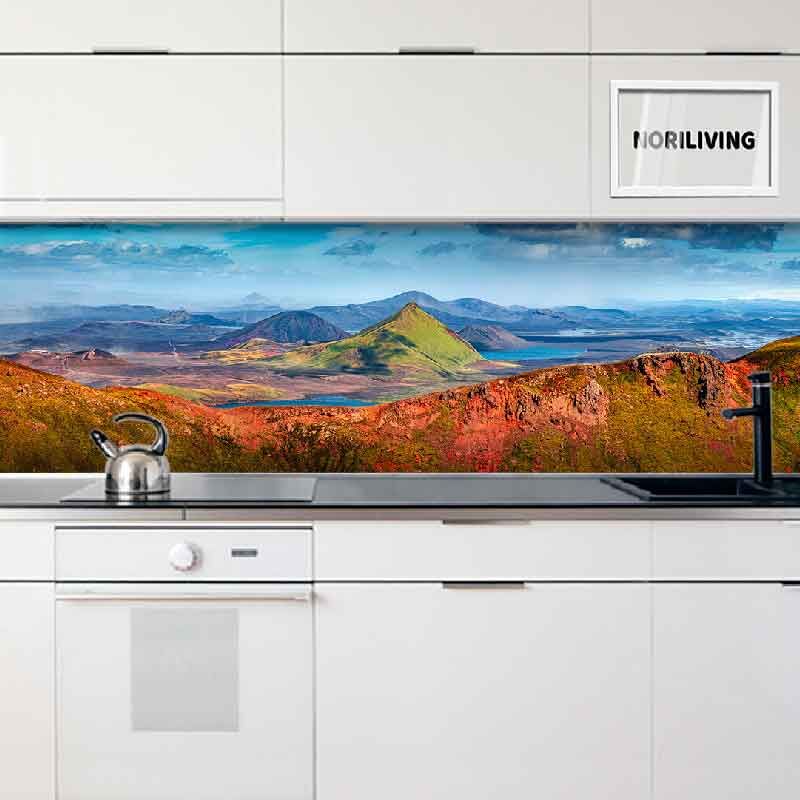 Moderne Küche mit Landschaftspanorama als stilvolle Küchenrückwand