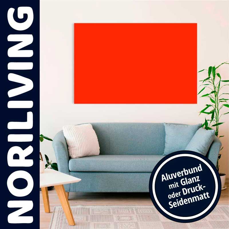 Stilvolles Wohnzimmer mit einem großen roten Bild an der Wand, einem blauen Sofa, weißen Kissen und einer Zimmerpflanze