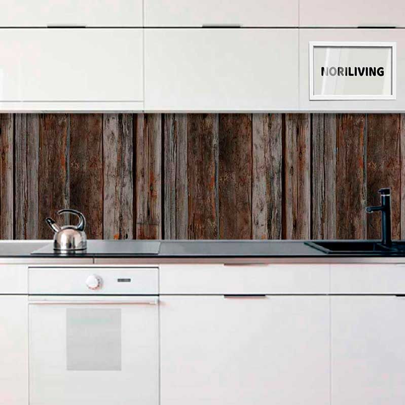 Weiße Küchenschränke mit rustikalem Holzwand-Design als Rückwand und Wasserkocher auf der Arbeitsplatte