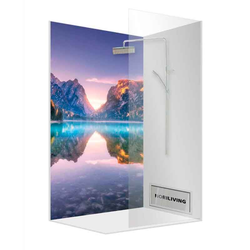 Duschwand vor Berglandschaft mit Wasser und Spiegelung, modernes Design