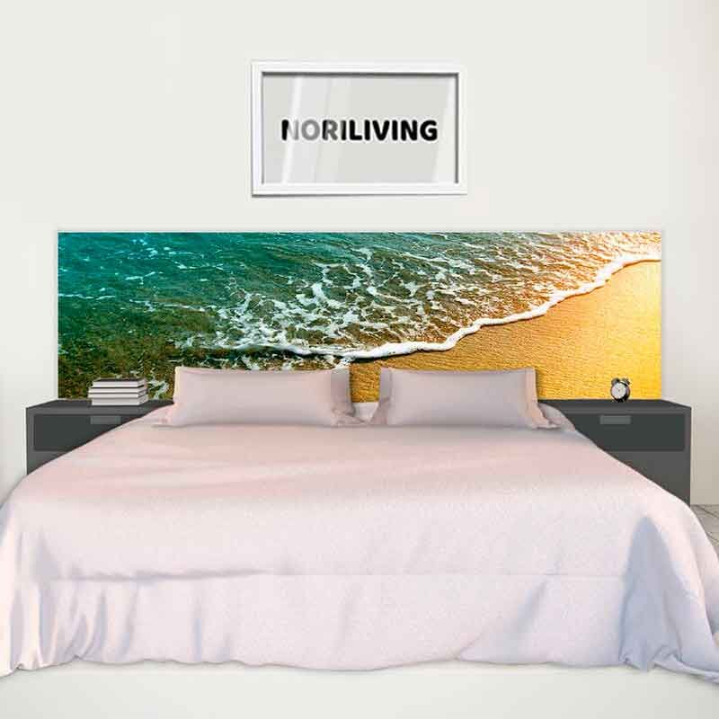 Ein Bett mit einem Kopfteil, das ein Bild von einem Strandmotiv zeigt, dekoriert ein modernes Schlafzimmer mit einem minimalistischen Stil.