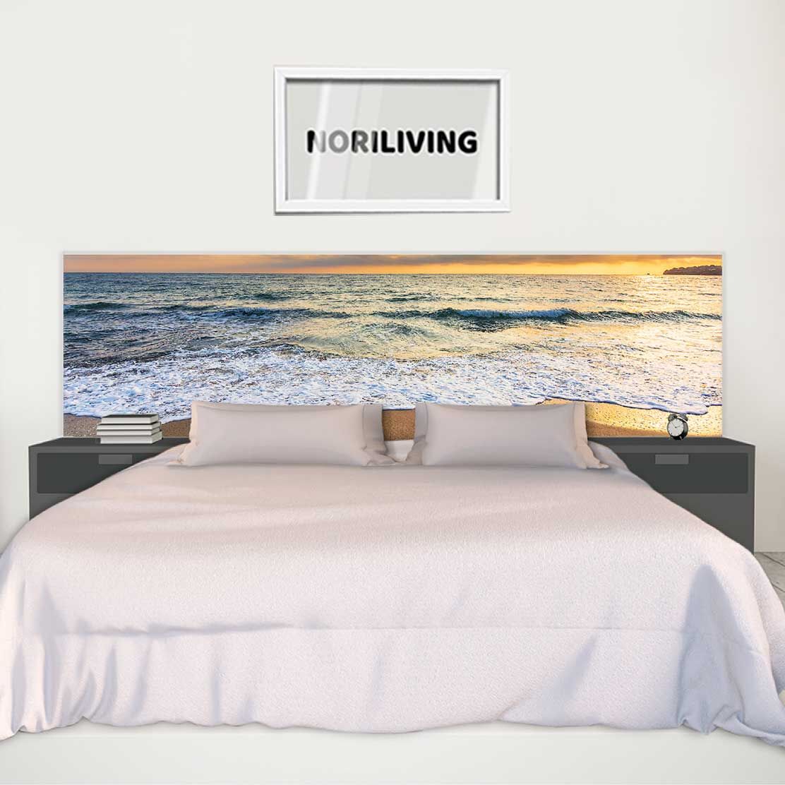 im Schlafzimmer eingebaute Bettrückwand mit Motiv Sandstrand bei Sonnenaufgang 873