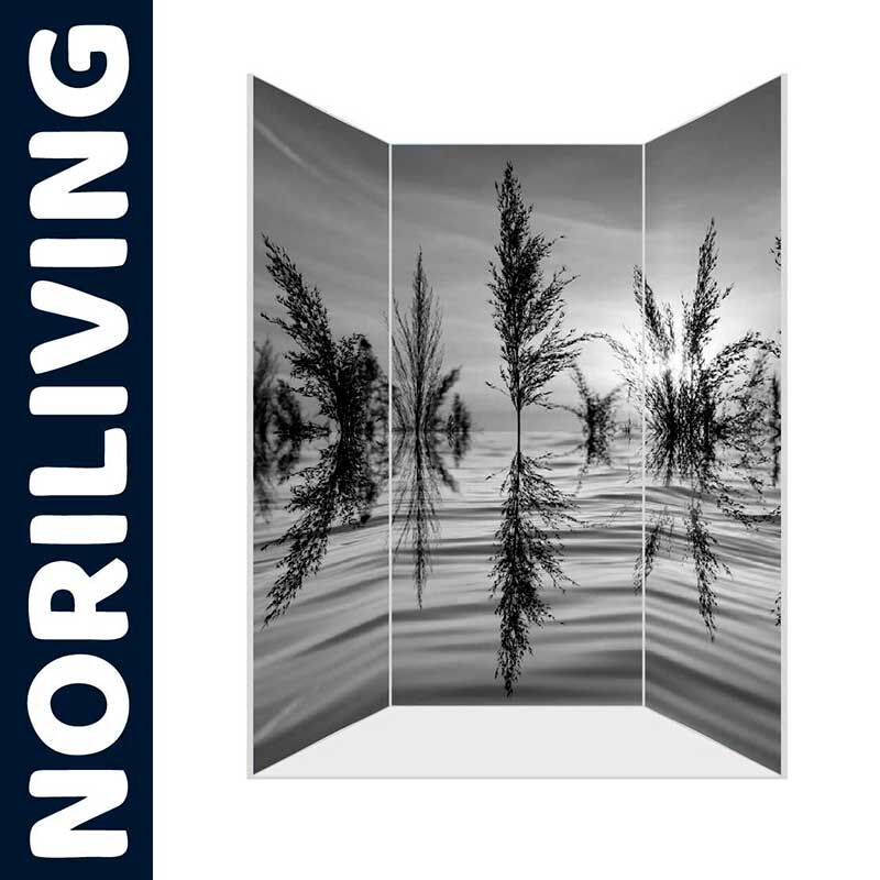 3-teiliger Raumtrenner von NORILIVING mit einem Naturmotiv in Schwarz-Weiß, das Bäume und deren Spiegelung im Wasser zeigt.