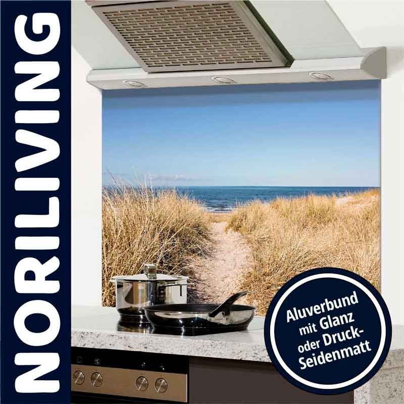 Küchenrückwand von Noriliving mit einem Bild von Dünen und Meer, aus Aluverbund in Glanz oder Druck-Seidenmatt