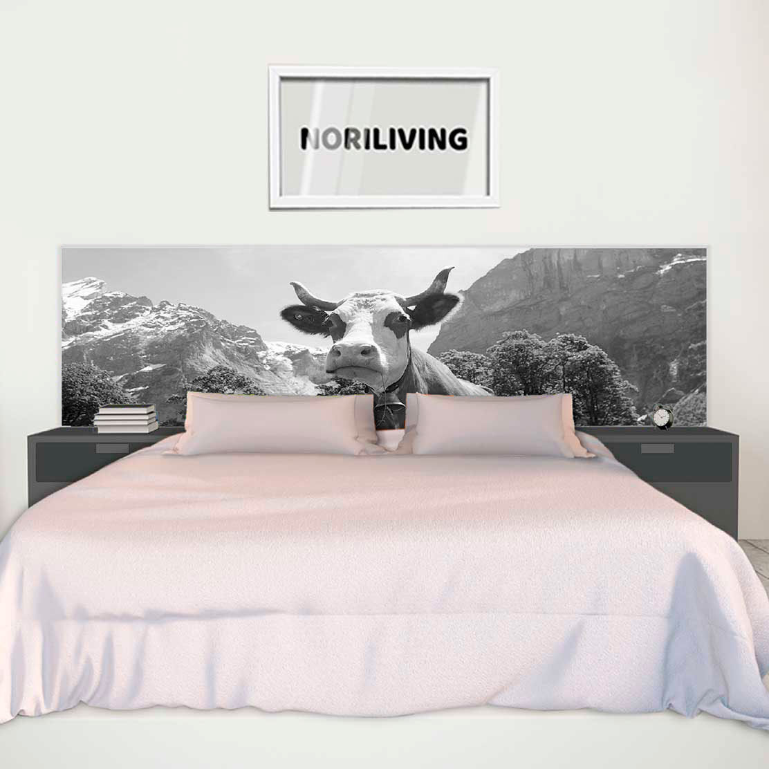 im Schlafzimmer eingebaute Bettrückwand mit Motiv Kuh in Alpenidylle 660 schwarz-weiß