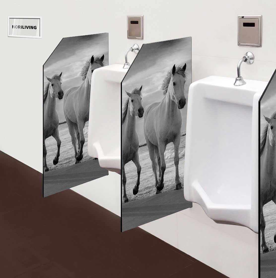 in der Toilette eingebaute Schamwand mit Motiv Pferde am Meer 277 schwarz-weiß