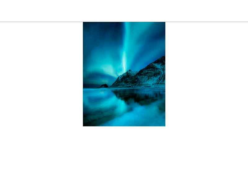 Ein atemberaubendes Nordlicht leuchtet über einem ruhigen See und einer verschneiten Berglandschaft, das Bild spiegelt die Schönheit der Natur wider.