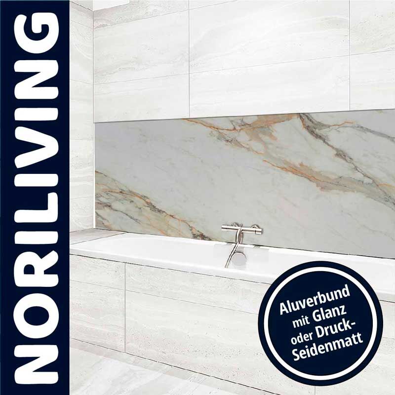 Marmoroptik-Rückwand in einem modernen Badezimmer mit Badewanne und Aluverbund-Panelen von Noriliving.