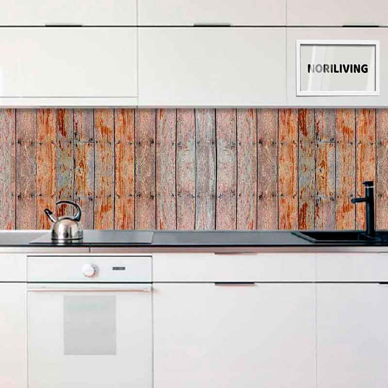 Minimalistische Küche mit weißem Schrank und rustikaler Holzwandverkleidung