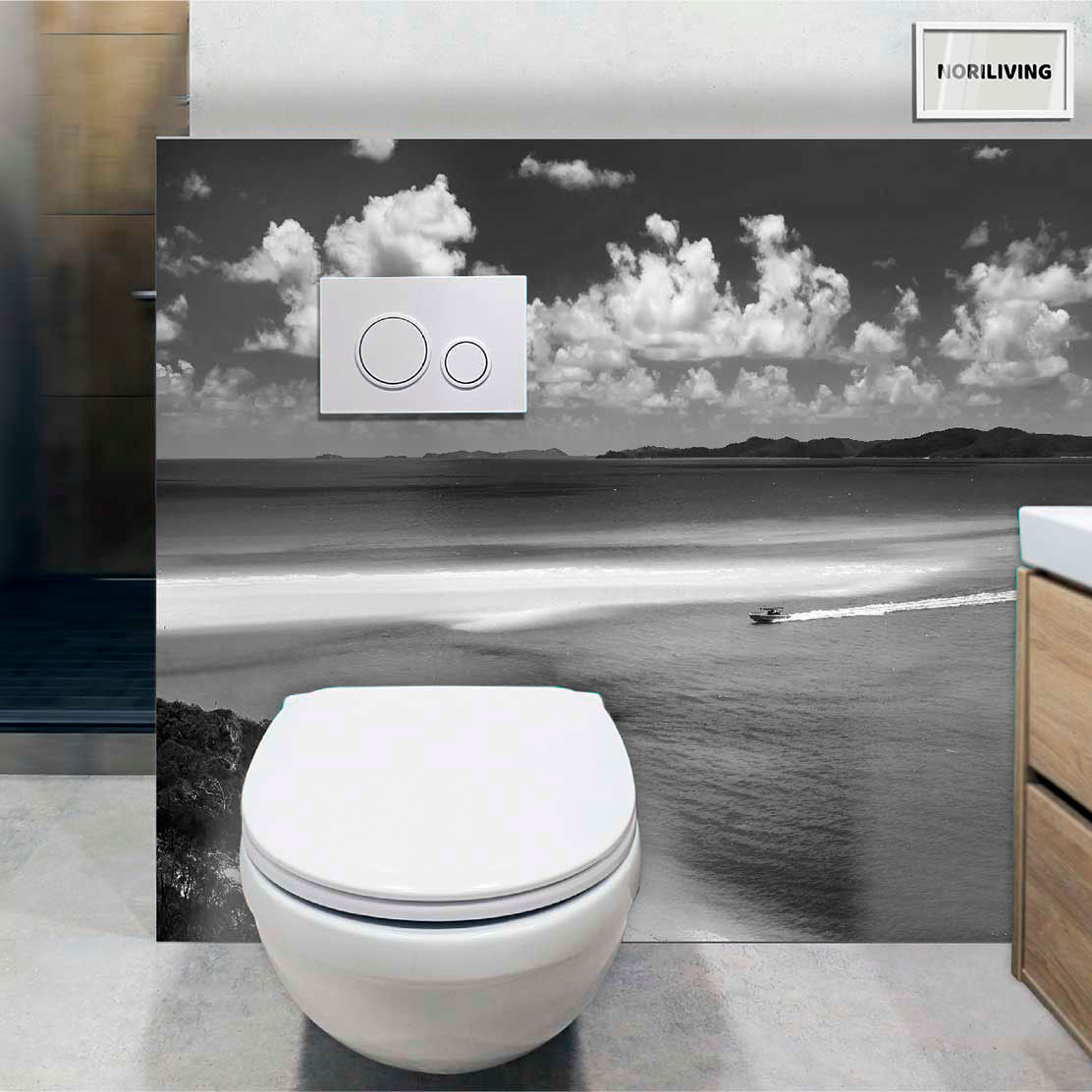 im WC eingebaute Toilettenrückwand mit Motiv Blick vom Berg auf das türkisfarbige Meer 851 schwarz-weiß