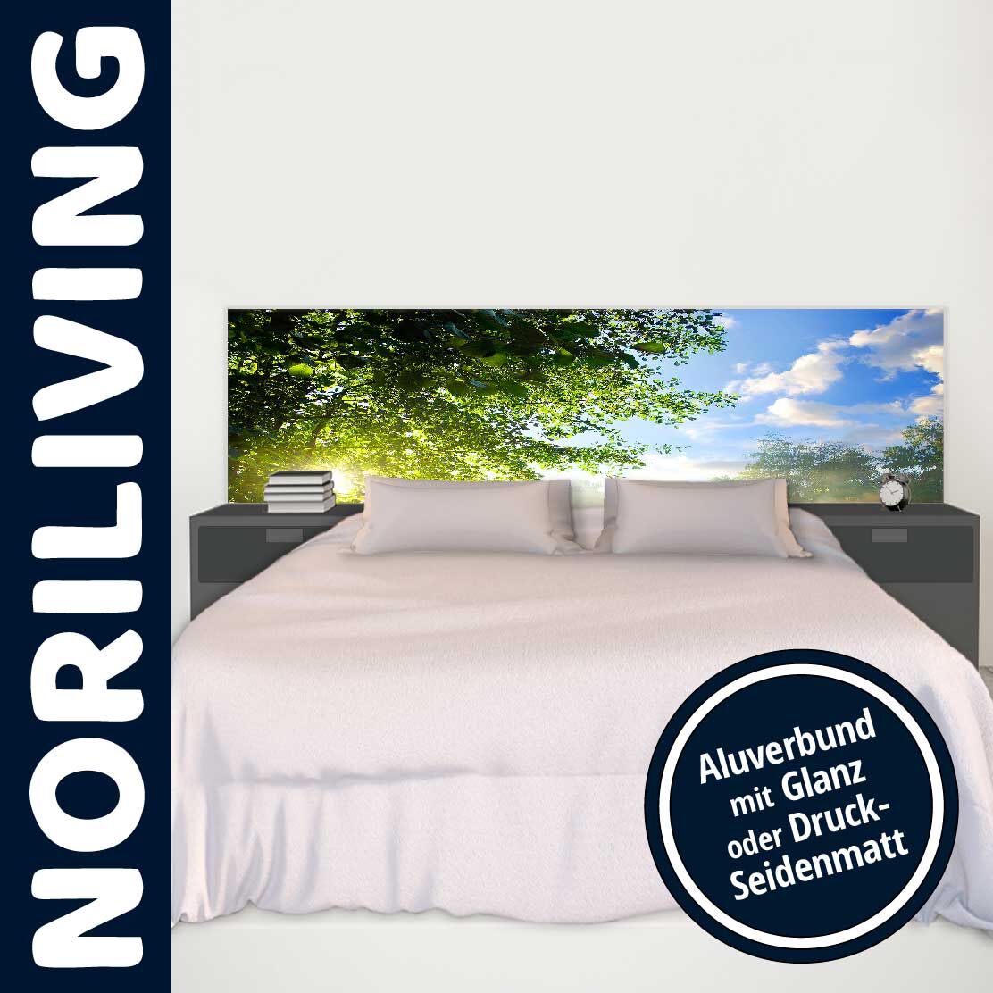 Modernes Bett mit Kopfteil, das ein Naturmotiv zeigt, umgeben von Nachttischen und mit Aluverbund in Glanz oder Druck-Seidenmatt.