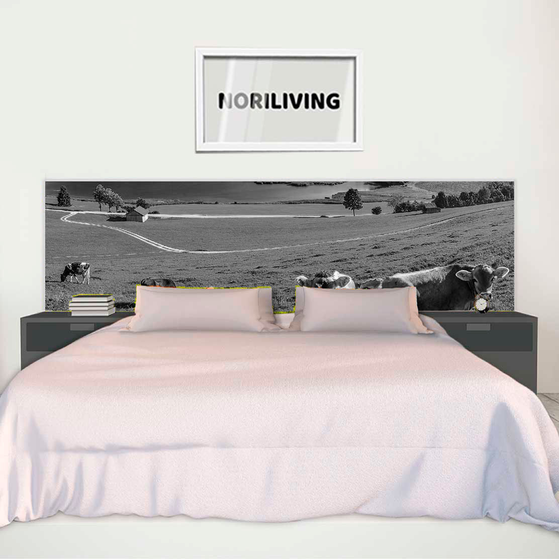 im Schlafzimmer eingebaute Bettrückwand mit Motiv Panoramalandschaft mit Wiese und Bäumen 561 schwarz-weiß
