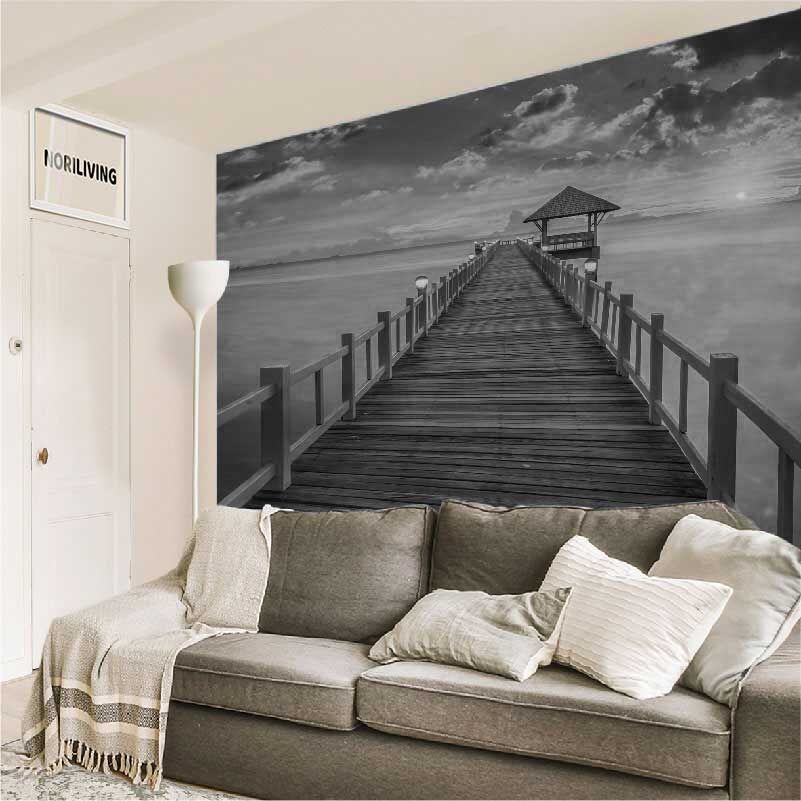 im Wohnzimmer eingebaute Wohnzimmerrückwand mit Motiv sonniger Steg 794 schwarz-weiß